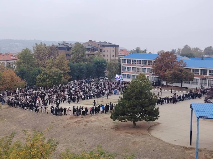 УЖИВО Редови испред бирачких места већи него 2000. године, мирише на огромну излазност и слободу – до 9ч гласало већ 12% (ВИДЕО)