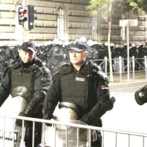 УЖИВО: Затворена бирачка места, пуни се Ћациленд, стижу групе маскираних мушкараца! Жандармерија и оклопна возила код РИК-а, Скупштине, РТС-а (ВИДЕО)