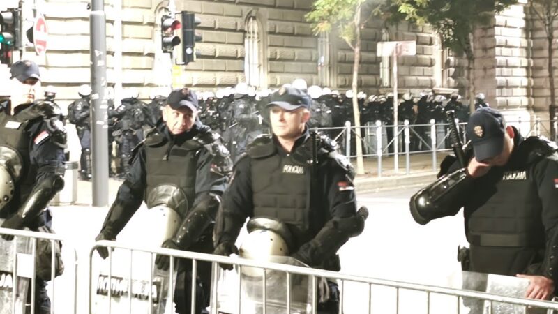УЖИВО: Затворена бирачка места, пуни се Ћациленд, стижу групе маскираних мушкараца! Жандармерија и оклопна возила код РИК-а, Скупштине, РТС-а (ВИДЕО)
