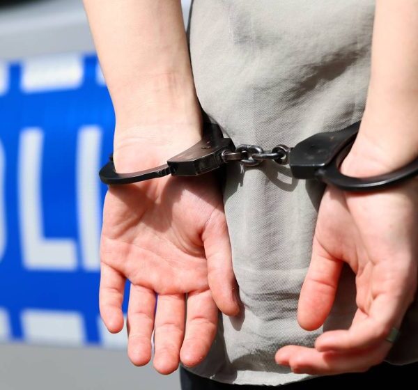 Хитно – ухапшен Александар! Није хтео да прими СНС пакет – за себе и мајку! Дошли и одвели га! (ВИДЕО)