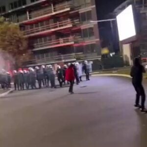 Полицајци испред зграде Пинка тукли све редом, па и пролазнике и новинаре, разбијали стакла на аутомобилима (ВИДЕО)