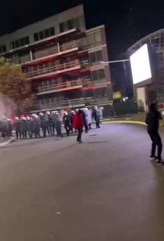 Полицајци испред зграде Пинка тукли све редом, па и пролазнике и новинаре, разбијали стакла на аутомобилима (ВИДЕО)