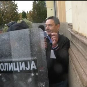 (ВИДЕО) Полицијски кордони у Зрењанину опколили Шаровића да постави питања Вучићу