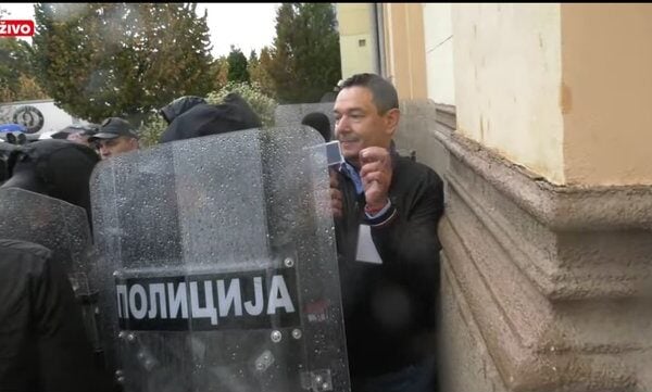 (ВИДЕО) Полицијски кордони у Зрењанину опколили Шаровића да постави питања Вучићу