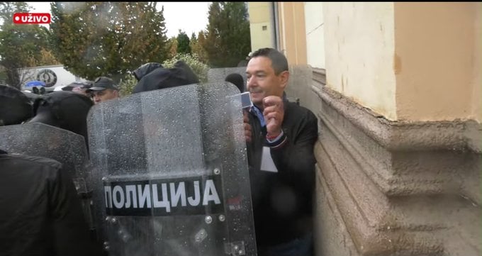 (ВИДЕО) Полицијски кордони у Зрењанину опколили Шаровића да постави питања Вучићу