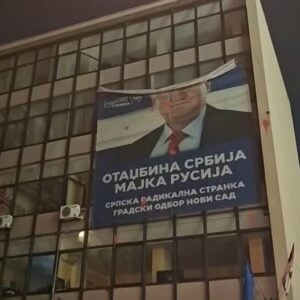 (ВИДЕО) Грађани скинули плакат Војислава Шешеља са зграде у Новом Саду