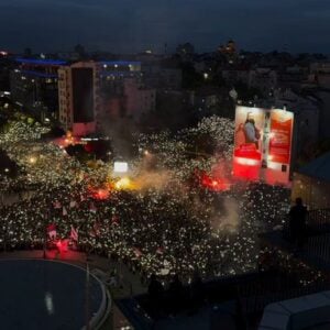УЖИВО Већ сада више од 100.000 људи на Славији: Народ пева „Лијте кише хладне воде, Вучић оде“! (ВИДЕО)