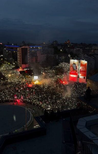 УЖИВО Већ сада више од 100.000 људи на Славији: Народ пева „Лијте кише хладне воде, Вучић оде“! (ВИДЕО)