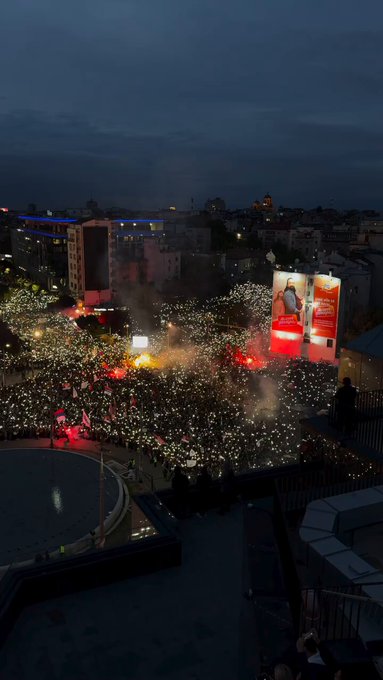 УЖИВО Већ сада више од 100.000 људи на Славији: Народ пева „Лијте кише хладне воде, Вучић оде“! (ВИДЕО)