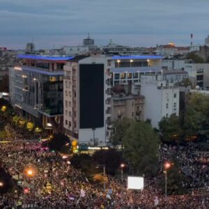 УЖИВО Колоне људи прелазе београдске мостове на путу ка Славији: Велики број припадника полиције у Пионирском парку (ВИДЕО)