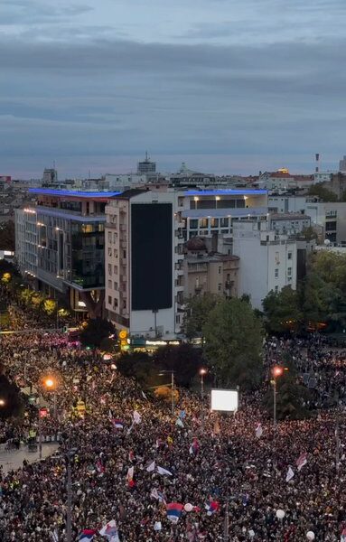УЖИВО Колоне људи прелазе београдске мостове на путу ка Славији: Велики број припадника полиције у Пионирском парку (ВИДЕО)