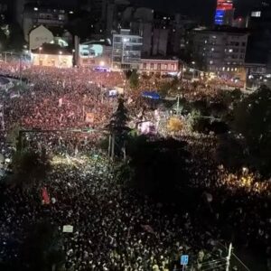 Асошијетед прес: Стотине хиљада демонстраната на Славији! МУП не саопштава колико људи је било на студентском протесту
