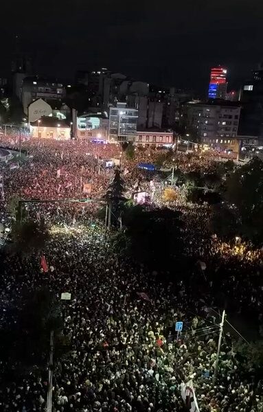 Асошијетед прес: Стотине хиљада демонстраната на Славији! МУП не саопштава колико људи је било на студентском протесту
