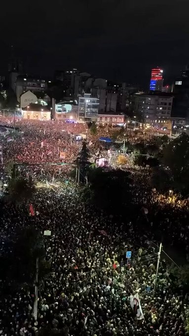 Асошијетед прес: Стотине хиљада демонстраната на Славији! МУП не саопштава колико људи је било на студентском протесту