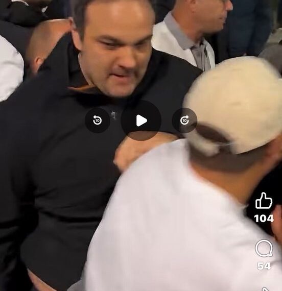 Откривено ко је Вучићев гмаз који је синоћ палицом напао народ на Коњарнику (ВИДЕО)