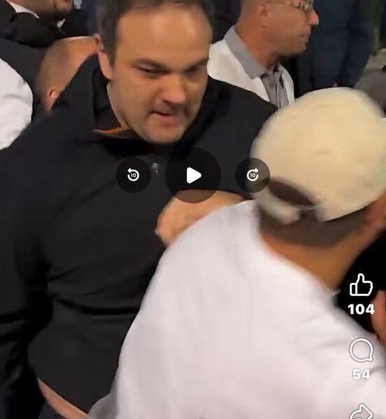 Откривено ко је Вучићев гмаз који је синоћ палицом напао народ на Коњарнику (ВИДЕО)