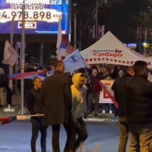 Вучићеви гмазови синоћ гађали каменицама аутомобиле: Грађани објавили њихова имена (ФОТО, ВИДЕО)