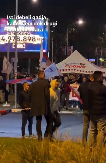Вучићеви гмазови синоћ гађали каменицама аутомобиле: Грађани објавили њихова имена (ФОТО, ВИДЕО)