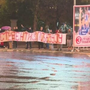 VIDEO Incident na Novom Beogradu između pristalica SNS i građana koji podržavaju Studentsku listu