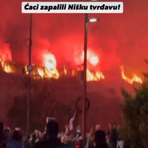 (ВИДЕО) Гори Нишка тврђава: бакљада Вучићевих ћација оставила споменик у пламену