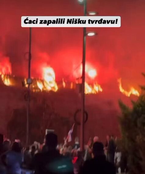 (ВИДЕО) Гори Нишка тврђава: бакљада Вучићевих ћација оставила споменик у пламену