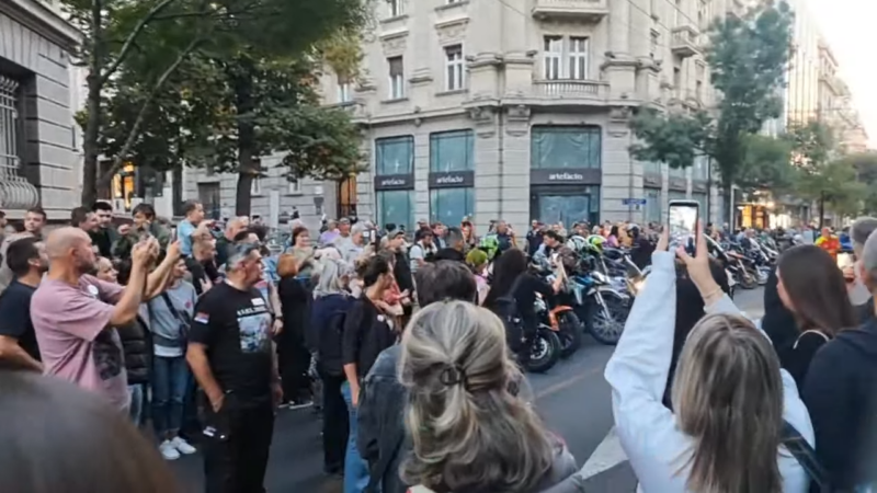 УЖИВО Студенти испред РИК-а: Вучићев режим би да спречи дијаспору да гласа