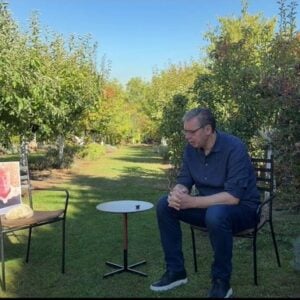 (ВИДЕО) Немоћан и луд: Вучић водио „дуел“ са фотографијом Срдановића – вадиће се на менталну болест после 25. октобра?