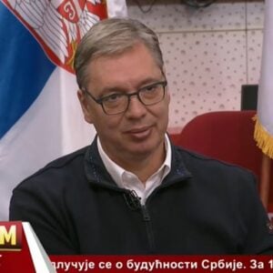 (ВИДЕО) Отео бих десеторици пиштоље: Баљезгарије Вучића нејаког на Информеру – кад се кампања претвори у авантуру малог Шипија