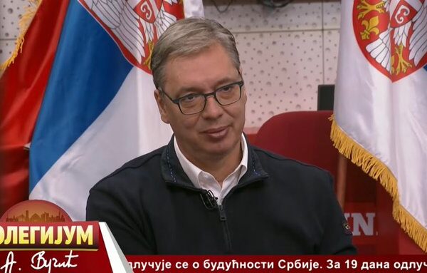 (ВИДЕО) Отео бих десеторици пиштоље: Баљезгарије Вучића нејаког на Информеру – кад се кампања претвори у авантуру малог Шипија