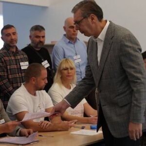 Хистерија на Информеру, Вучић само што се није срушио: Гласачки листић му уручио Предраг Поповић (ВИДЕО)