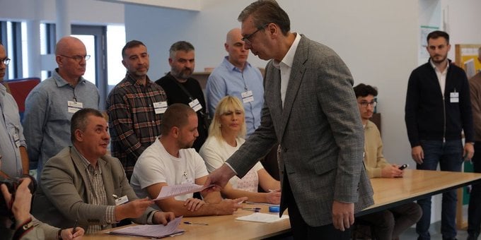 Хистерија на Информеру, Вучић само што се није срушио: Гласачки листић му уручио Предраг Поповић (ВИДЕО)