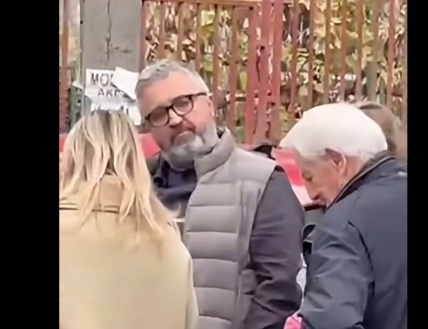 ВИДЕО Драган Ј. Вучићевић дошао да гласа, грађани га дочекали са повицима: Погледајте како је реаговао уредник Информера