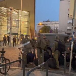 Паровић: Оволико полиције око РИК-а показује да Вучић неће прихватити реалност (ВИДЕО)