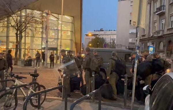 Паровић: Оволико полиције око РИК-а показује да Вучић неће прихватити реалност (ВИДЕО)