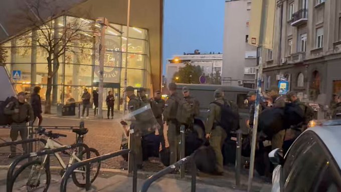 Паровић: Оволико полиције око РИК-а показује да Вучић неће прихватити реалност (ВИДЕО)